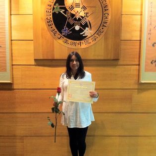 Ximena Ahumada obtención de título de acupuntor